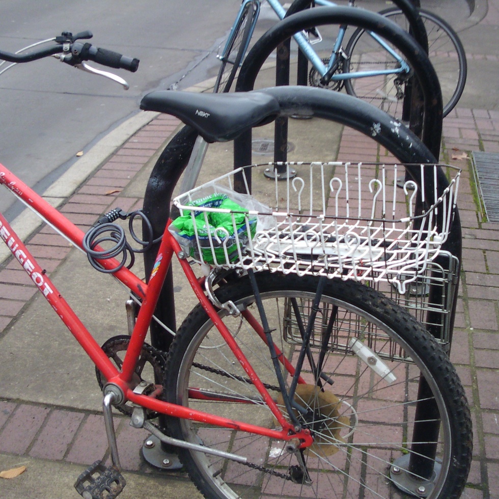 Image of a bicycle using an old dish-drying rack as a basket